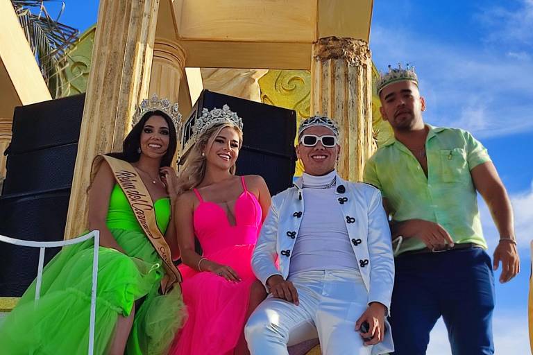 Sorprenden carros alegóricos carnavaleros a vacacionista de Semana Santa