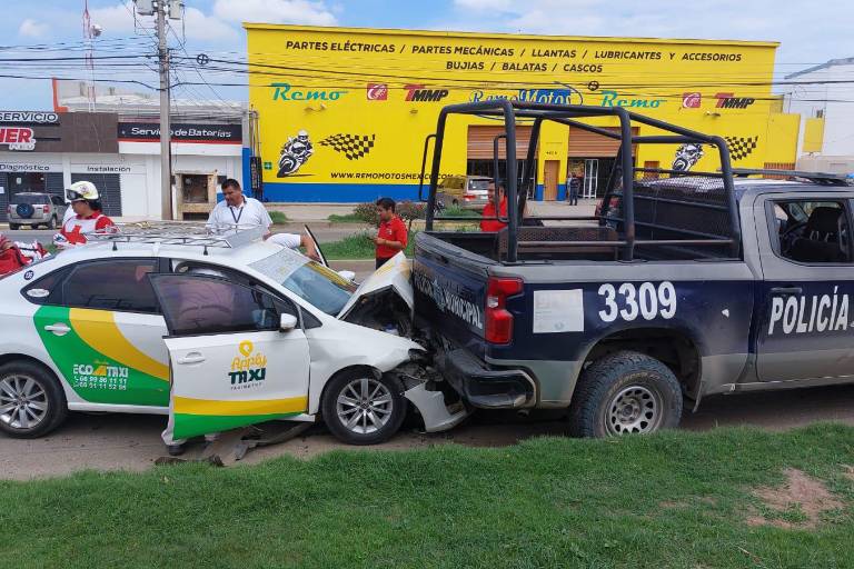 Taxi choca por alcance contra patrulla en Mazatlán