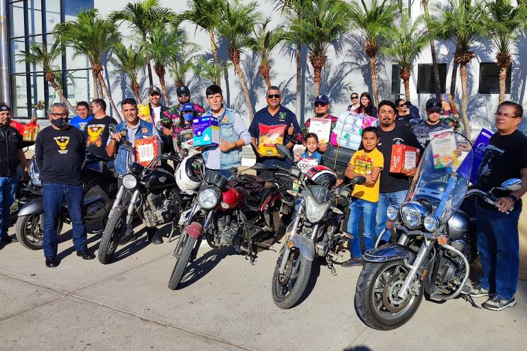 Llevan motociclistas víveres al Albergue Una Gota en el Océano, en Mazatlán