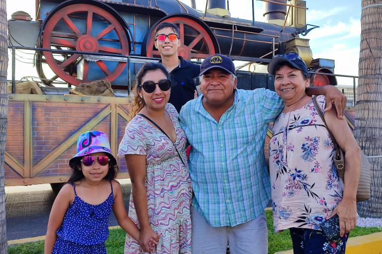 Sorprenden carros alegóricos carnavaleros a vacacionista de Semana Santa