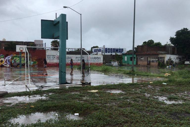 Se desborda Arroyo Jabalines y el agua se mete a las casas del Fraccionamiento Jacarandas