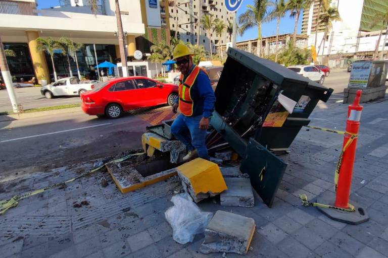 En Mazatlán, otro aparatoso accidente se registra en los pasos peatonales elevados de la Zona Dorada