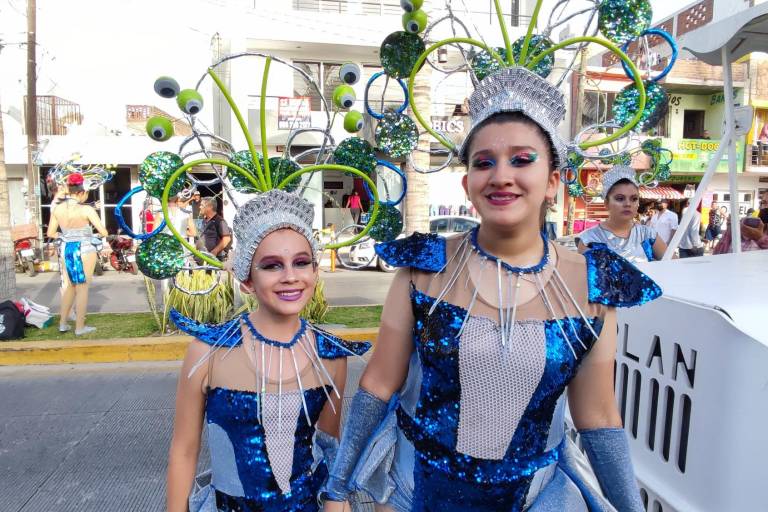 Sorprenden carros alegóricos carnavaleros a vacacionista de Semana Santa