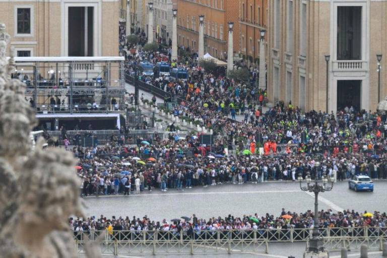 Personas sin hogar, jóvenes, aficionados al fútbol: la larga fila para despedir al Papa Francisco