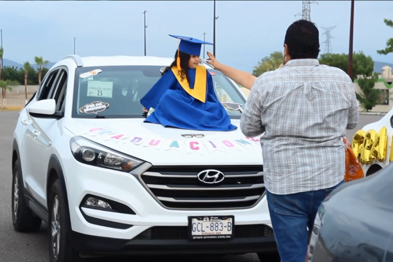 Culminan etapa estudiantil en formato autocinema