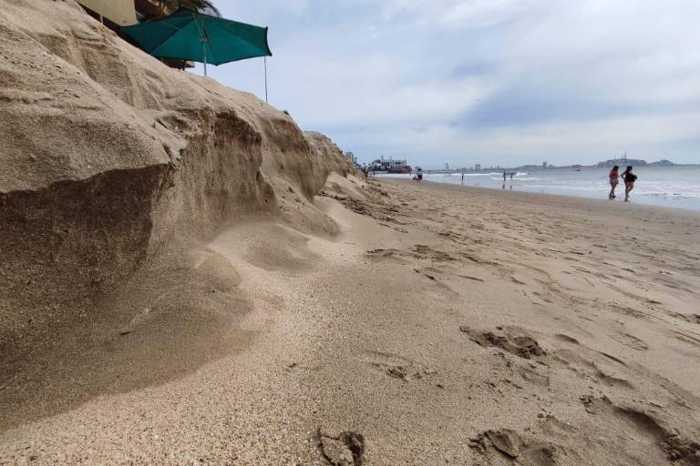 El mar de fondo ‘se come’ zonas de playa en Mazatlán