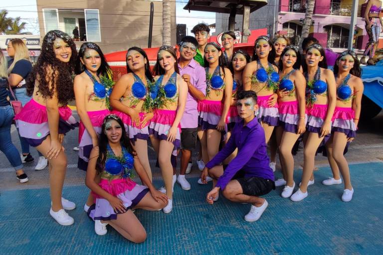 Sorprenden carros alegóricos carnavaleros a vacacionista de Semana Santa