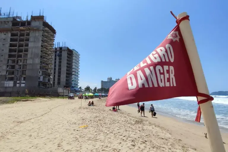 Exhortan a turistas y locales a tomar precauciones en playas durante la temporada vacacional de verano en Mazatlán