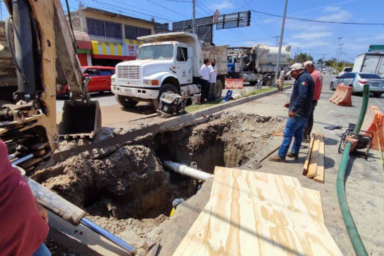 A 7 meses de su remodelación, rompen tramo de la Gabriel Leyva, en Mazatlán, para reparar fuga de drenaje