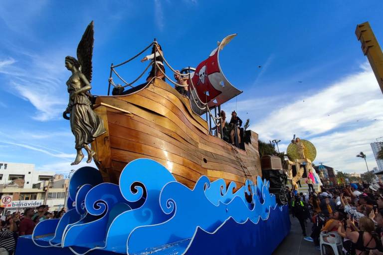 Sorprenden carros alegóricos carnavaleros a vacacionista de Semana Santa