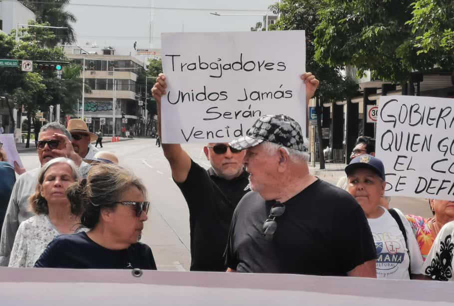 $!Llevan jubilados de la UAS manifestación a la avenida Obregón en Culiacán