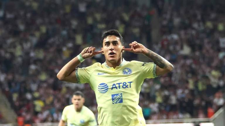 Alejandro Zendejas festeja su gol.