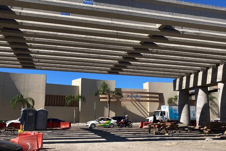 Avanza colocación de trabes en el Paso Vehicular de la Pérez Escobosa, en Mazatlán; quedará lista este lunes