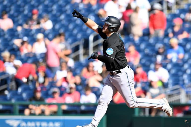 Burger suena dos HR y Marlins vencen por paliza a Nacionales