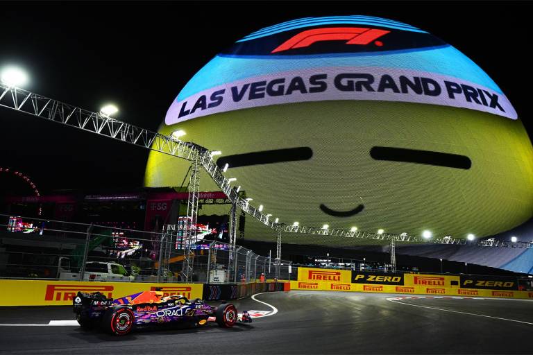 Checo Pérez logra gran remontada para ser tercero en Las Vegas y amarrar subcampeonato