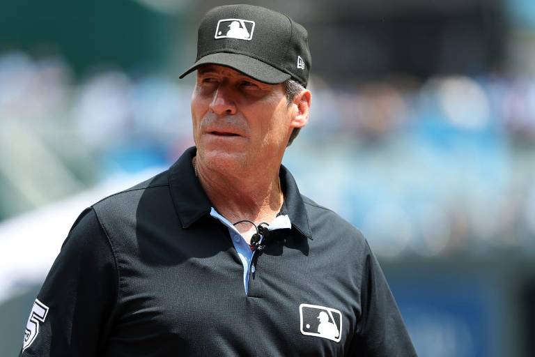 Ángel Hernández se retira tras tres décadas como umpire de MLB