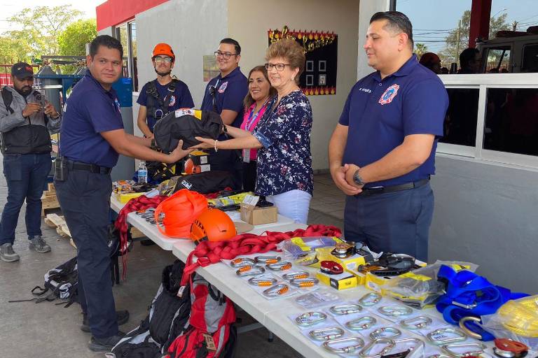 Entregan equipo de rescate y compresor por $2 millones al Cuerpo de Bomberos de Mazatlán