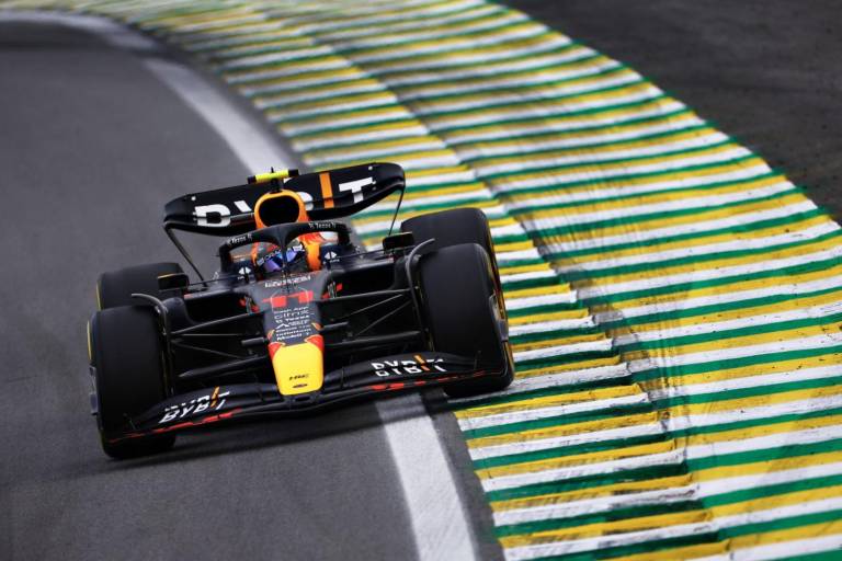 Checo Pérez es séptimo en el Gran Premio de Brasil; Verstappen se niega a ayudarle