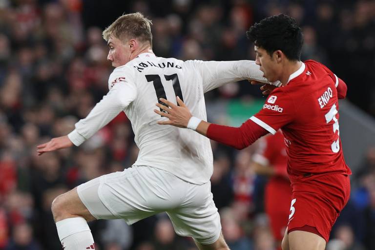 Liverpool se atasca ante Manchester United y cede el liderato al Arsenal