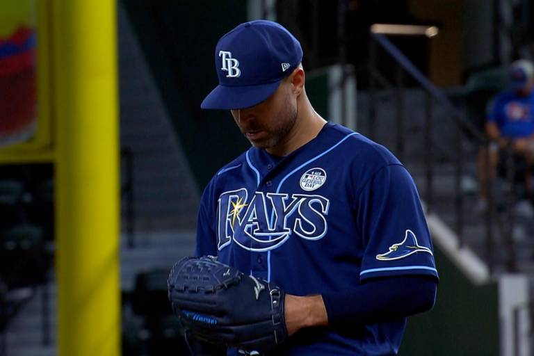Corey Kluber maniata a Rangers y gana Tampa Bay