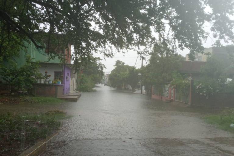 Se desborda Arroyo Jabalines y el agua se mete a las casas del Fraccionamiento Jacarandas