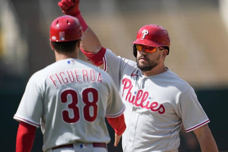 Filis superan a Atléticos en 12 innings y aseguran su quinta serie en fila