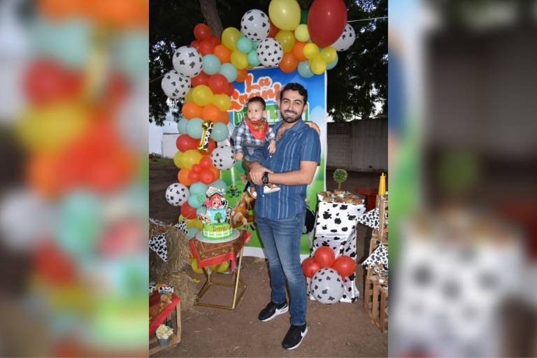 Julián Darío Delgado Gil festeja desde la granja