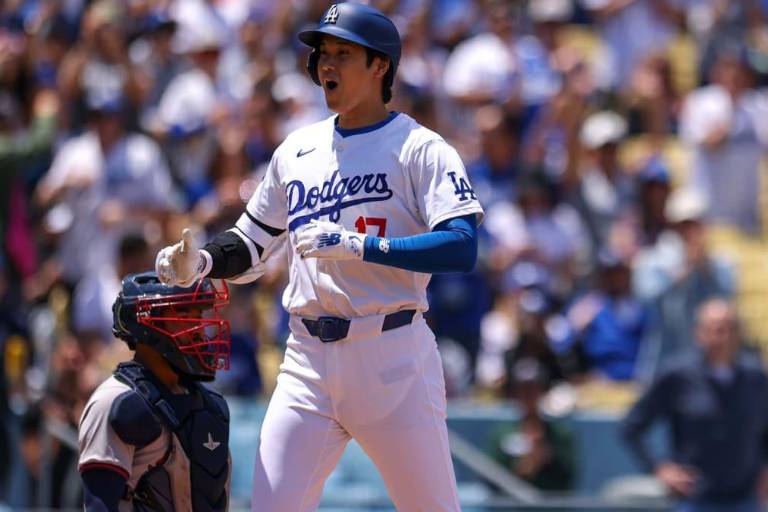 Detrás de 2 HR de Ohtani, Dodgers sacan las escobas contra Bravos