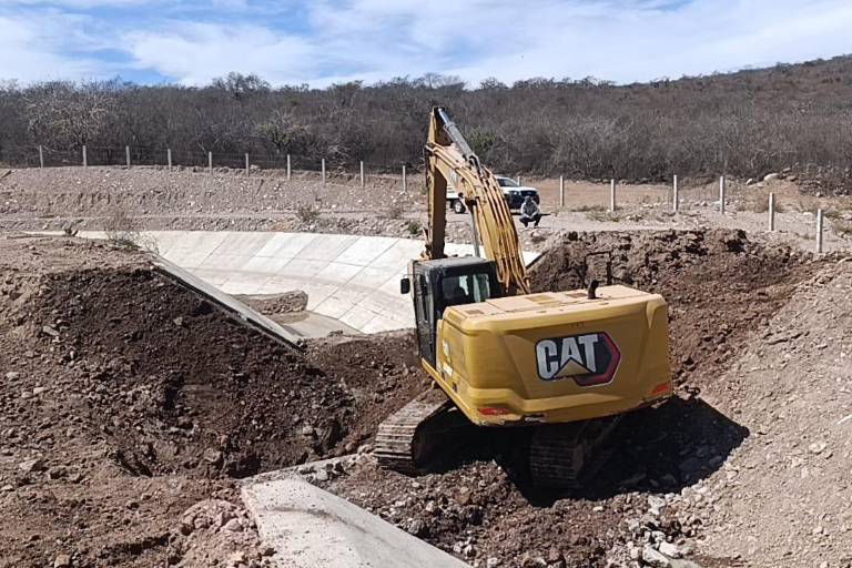 Inspeccionan zonas dañadas de canal de riego en la Presa Santa María, en Escuinapa