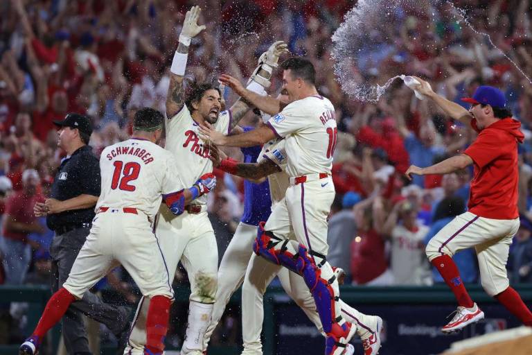 Filis igualan la Serie Divisional con dramático walk-off de Castellanos