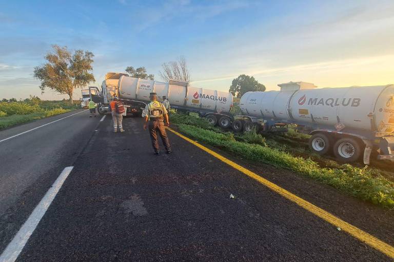 Cierran ambos sentidos de la Autopista Mazatlán-Culiacán tras reporte de derrame de gasolina