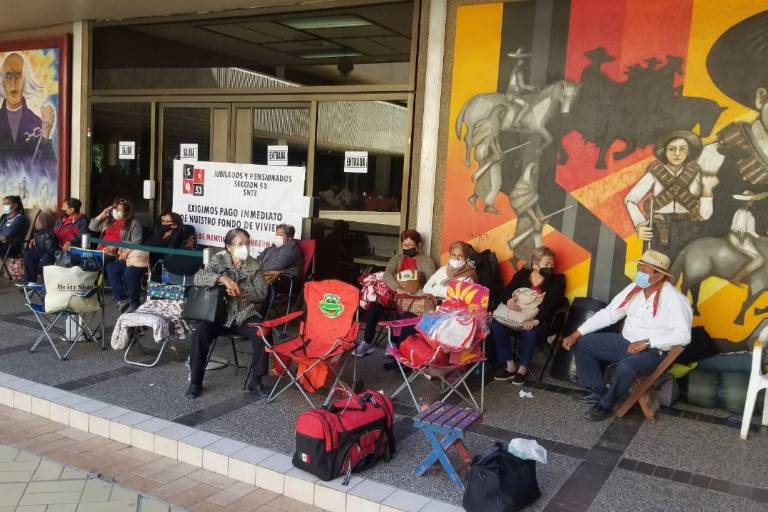 Maestros jubilados exigen en el Palacio de Gobierno la devolución del fondo de vivienda