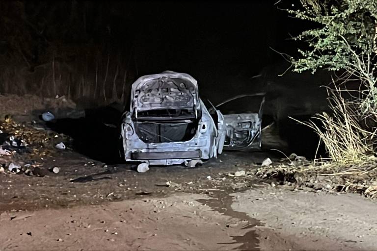 Hallan cuerpo carbonizado en la cajuela de un vehículo incendiado en Culiacán