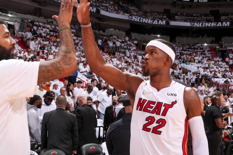 Jimmy Butler condujo al Heat hacia una nueva victoria ante los Hawks