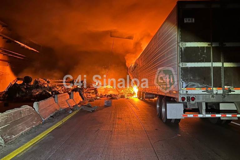 Mantienen cierre parcial en la Durango-Mazatlán por choque de dos tráileres