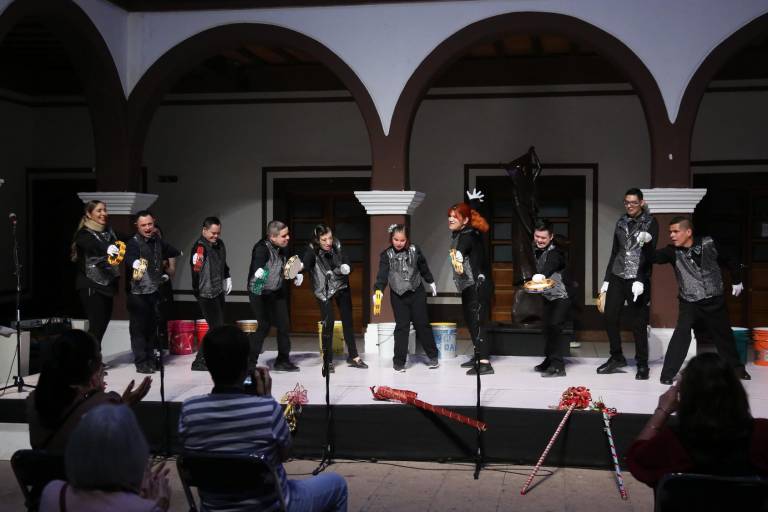 Presentan alumnos de Artes y Capacidades Diferentes ‘Alegría navideña’