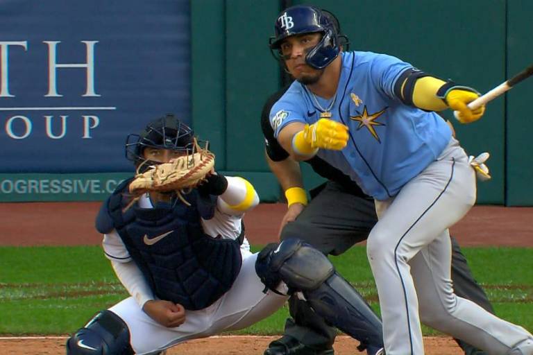 Mexicanos impulsan a Rays a evitar barrida de Guardianes