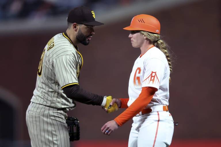 Alyssa Nakken hace historia como primera coach de base en Grandes Ligas