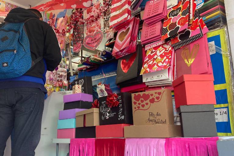 Peluches, globos y rosas, sobresalen entre los productos vendibles para el Día de San Valentín