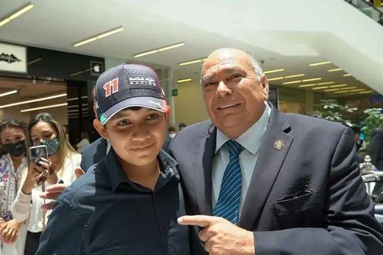 Papá de Checo Pérez ayudará a niño que vende botanas para conocer al piloto mexicano