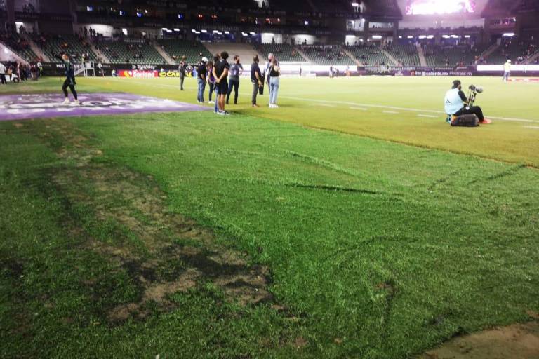 Concierto de Christian Nodal daña la cancha del Kraken