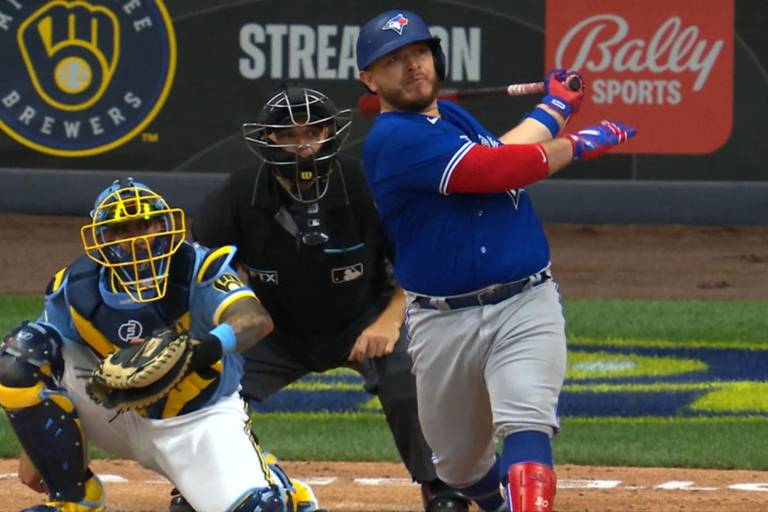 Alejandro Kirk se encuentra OK, tras susto de lesión