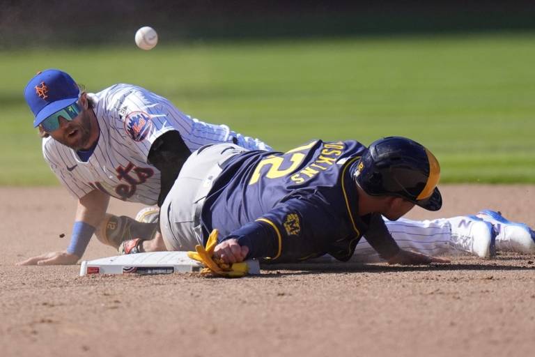 Bancas de Mets y Cerveceros se vacían tras un deslizamiento agresivo