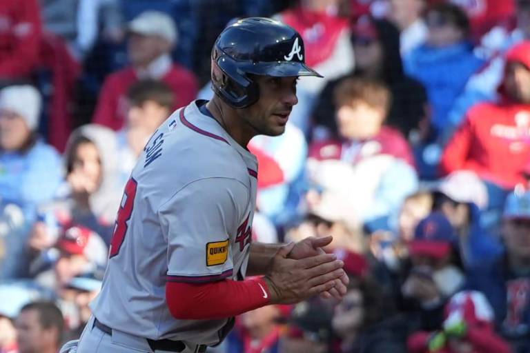 Bravos remontan en Filadelfia con un ataque de siete carreras