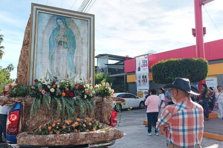 Se suman familias a procesión a La Puntilla para celebrar a la Virgen