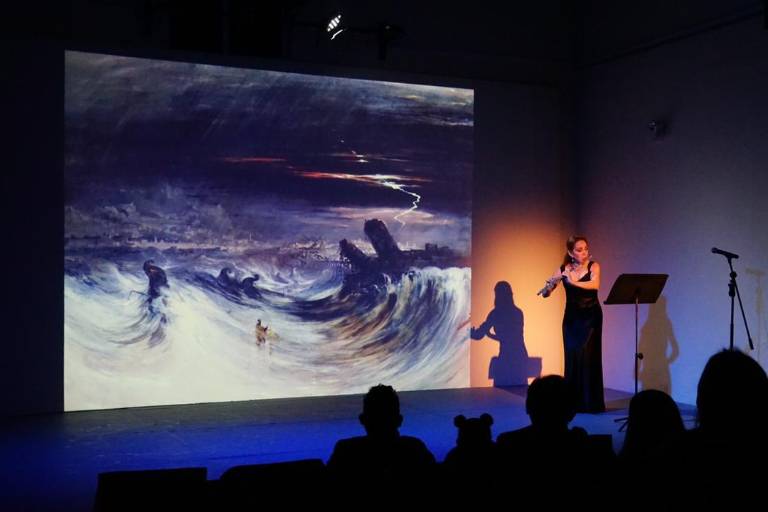 Frida Fernández y su flauta enamoran a mazatlecos