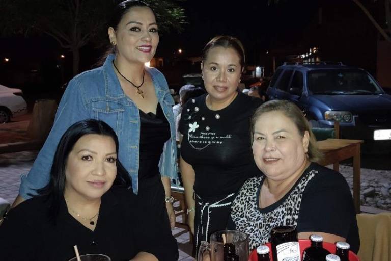 Viven grata velada con música de los 80 y comida regional