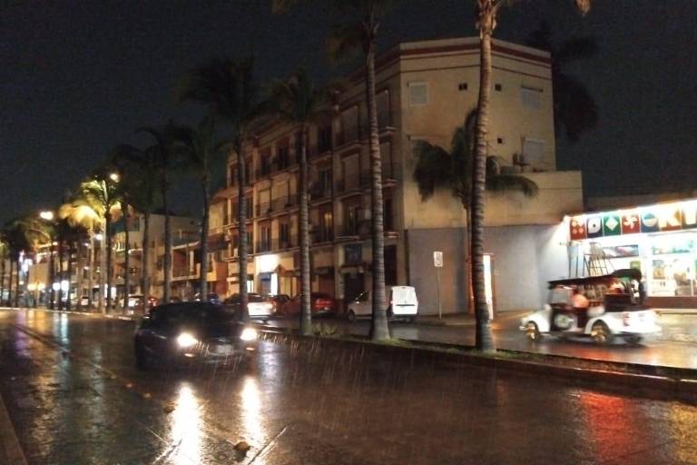 Azotan fuertes lluvias y tormenta eléctrica a Mazatlán la noche de este miércoles