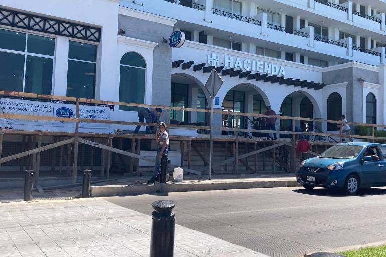 Colocación de templetes en la Avenida del Mar están casi listos para disfrutar los desfiles del Carnaval