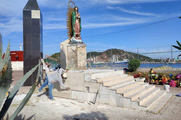 Embellecen a la Virgen de La Puntilla en Mazatlán previo al 12 de diciembre